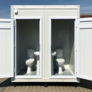 Frontansicht mit beiden geöffneten Türen, dahinter zwei WCs und Waschbecken im Doppel-WC-Container