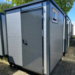 Außenansicht des Sanitärcontainers 2,00 x 2,00 m mit Metalltür, Kippfenster und Stellfüßen