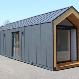Außenansicht des Tiny House 10,90 x 2,90 m mit anthrazitfarbener Verkleidung und Holzgiebel