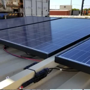 Nahaufnahme dreier auf dem Containerdach montierter Solarmodule mit sichtbarer Verkabelung