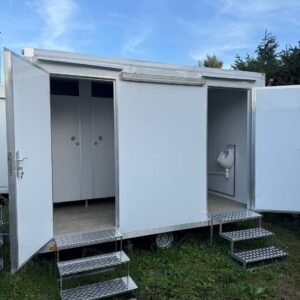 Außenansicht des WC-Anhängers mit zwei offenen Türen, Alu-Treppen sowie Blick in Kabinen und Urinalraum