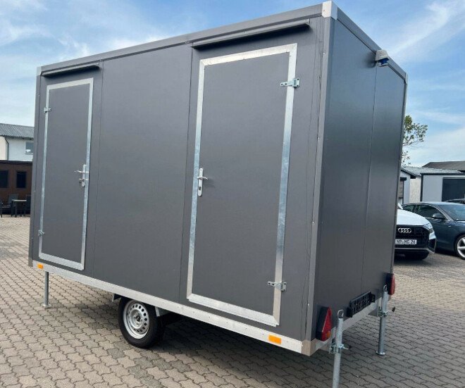 Seitenansicht von hinten links mit zwei separaten Türen, Einzelrad und ausgefahrenen Stützfüßen