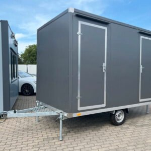 Anthrazitfarbener WC-Anhänger Damen/Herren mit Toilette schräg von vorn, zwei Türen und Deichsel