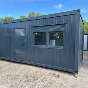 Frontansicht des Wohncontainers 6,00 x 3,00 m mit Eingangstür und Fenster unter geschlossenem Rollladen
