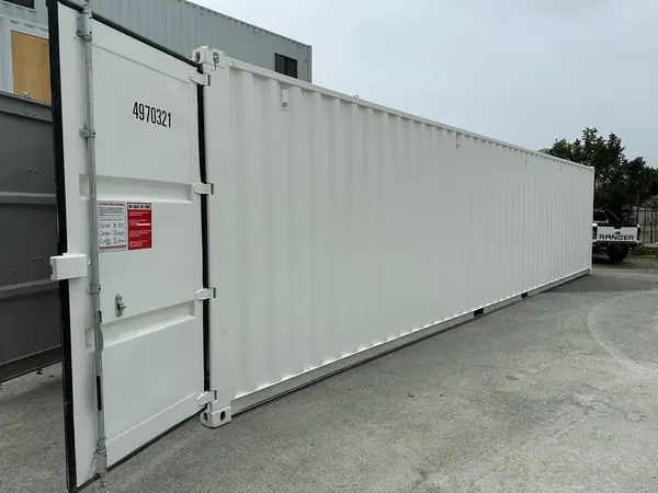 40-Fuß-High-Cube-Container mit Innenausbau (Spinde, Bänke, Regale)